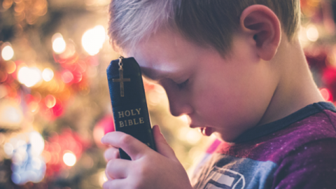 un bambino e la bibbia