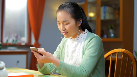 Sorella sta guardando il video