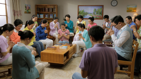 Le persone che credono in Dio pregano insieme Dio