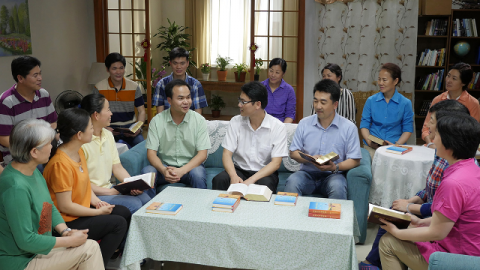 Fratelli e sorelle leggono le parole di Dio