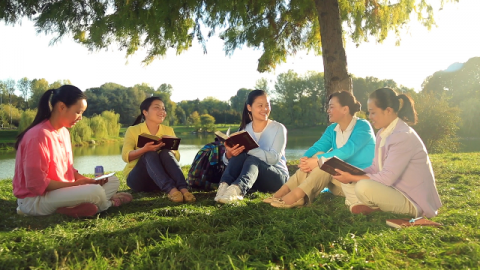 Le sorelle leggono le parole di Dio