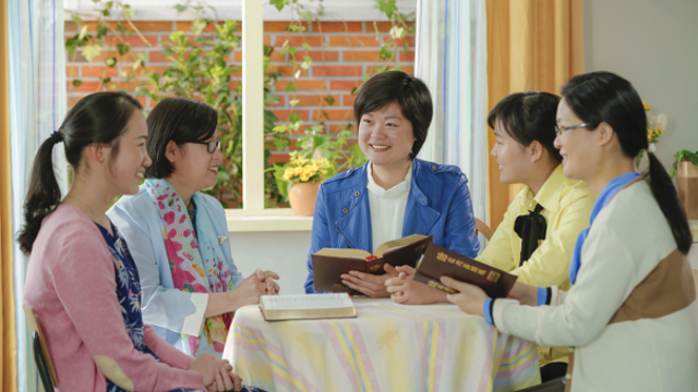 Le sorelle leggono le parole di Dio