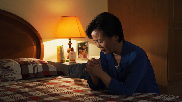 Una cristiana sta pregando Dio