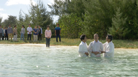 I credenti vengono battezzati.