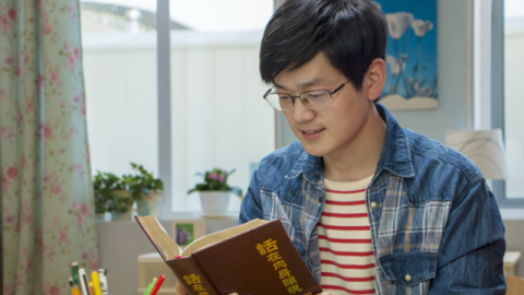 Un fratello sta leggendo la parola di Dio