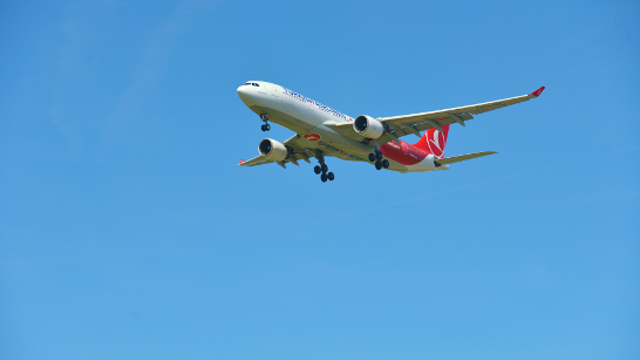 Il cristiano prende l'aereo per andare all'estero 