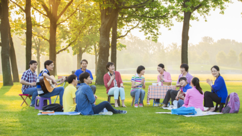 I fratelli e le sorelle cantano per lodare Dio