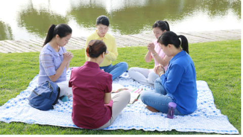 Le cristiane pregano con un stesso pensiero