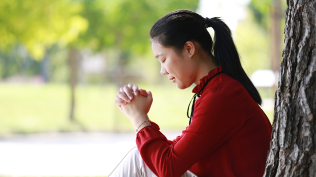Una cristiana sta pregando Dio