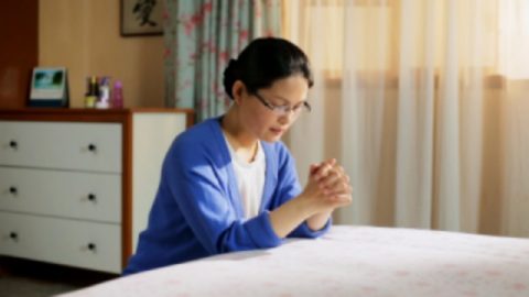 Una cristiana prega per il matrimonio di sua figlia