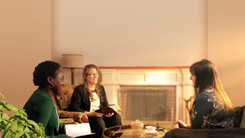 una cattolica fa la riunione gioiosamente con due cristiane