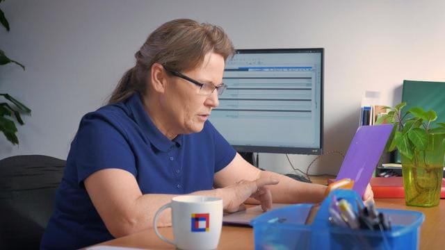 Una cattolica sta navigando il suo facebook