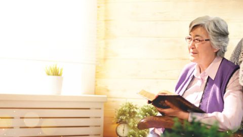 Accogliere Gesù: una cattolica tiene la parola di Dio con gioi