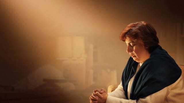 una cristiana prega Dio