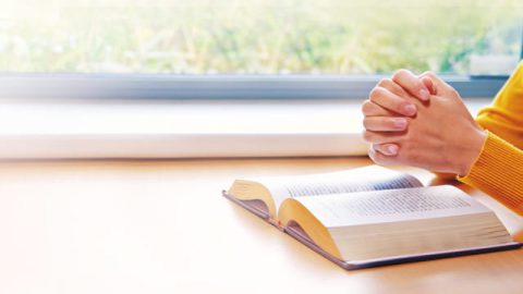 leggere la parola di Dio e pregare Dio