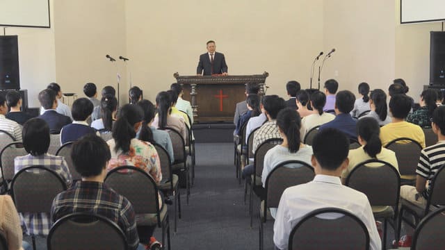 Il prete predica nella chiesa